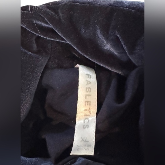 Fabletics Navy Wander Velour Cropped Puffer Jacket Size XL - Picture 3 of 8